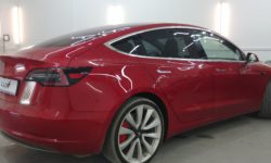 przyciemnianie Tesla